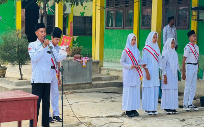 Upacara Bendera MTsN 3 Aceh Timur Berjalan Lancar, Pembina Tekankan Pentingnya Adab di Atas Ilmu