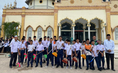 Siswa MTsN 3 Aceh Timur Semarakkan Gerakan Bersih-Bersih Masjid (GEBER MAS) di Mesjid Zadul Mu'ad